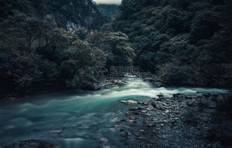 水流向大海